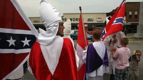 Des membres du KKK défilent à l'occasion du 188e anniversaire de la naissance de Nathan Bedford Forrest, un général confédéré de la Guerre de Sécession.