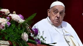 Le pape François se tient sur le balcon de la basilique Saint-Pierre dans le cadre des célébrations de Pâques, au Vatican, le 20 avril 2025.
