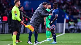 Mauricio POCHETTINO, entraîneur du Paris Saint Germain (PSG) et Idrissa GUEYE du Paris Saint Germain (PSG) lors du match de football de la Ligue 1 française Uber Eats entre Paris et Saint-Etienne au Parc des Princes le 26 février 2022 à Paris, France. (Photo par Baptiste Fernandez/Icon Sport)
