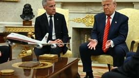 Le président américain Donald Trump (R) rencontre le Premier ministre canadien Mark Carney dans le bureau ovale de la Maison Blanche le 6 mai 2025 à Washington, DC. 