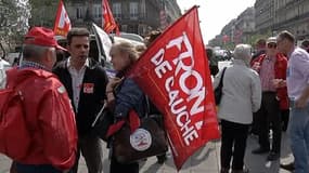 Des milliers de manifestants de gauche demandent un changement de politique à Hollande.