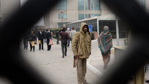 Des agents de police indiens devant la cour de justice de Saket à New Delhi le 3 janvier.