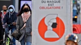 Une femme porte un masque dans les rues de Bruxelles, en novembre 2020.