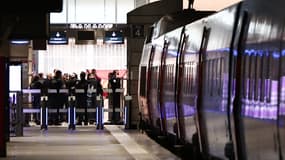Des policiers à côté d'un train sur un quai de la gare Montparnasse, à Paris, le 14 novembre 2025, après que la police a tiré sur un homme armé d'un couteau. 