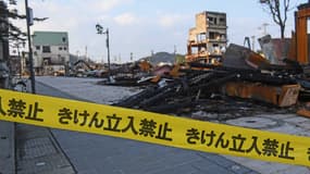 Les débris d'une maison après le tremblement de terre du Nouvel an survenu à Wajima sur la péninsule de Noto, au Japon, le 6 janvier 2024