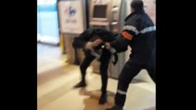 Capture d'écran de la vidéo prise par un témoin qui a assisté à l'agression d'un SDF en gare d'Amiens le lundi 2 mai 2016