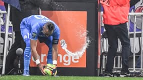 Le moment où Dimitri Payet reçoit la bouteille d'eau en pleine tête