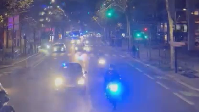 Le cortège de police encadrant les ultras de l'OL entre la Gare de Lyon et le stade Charléty, à Paris le 17 décembre 2021