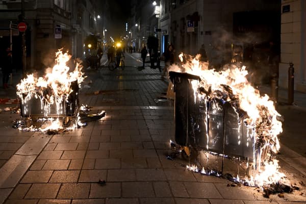 Un incendie lors d'une manifestation à Marseille, le 16 mars 2023 