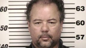 Ariel Castro, l'homme inculpé pour avoir retenu pendant une dizaine d'années trois femmes captives dans sa maison d'un quartier populaire de Cleveland a décidé de plaider non coupable des charges retenues contre lui. /Photo prise le 9 mai 2013/REUTERS/Han