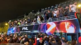 Le bus aux couleurs de PNL, défilant sur les Champs Elysées, le 5 avril 2019, à Paris.