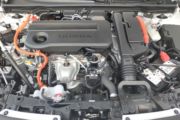 Cette Honda Civic e:HEV dispose de deux moteurs électriques et d'un moteur thermique.