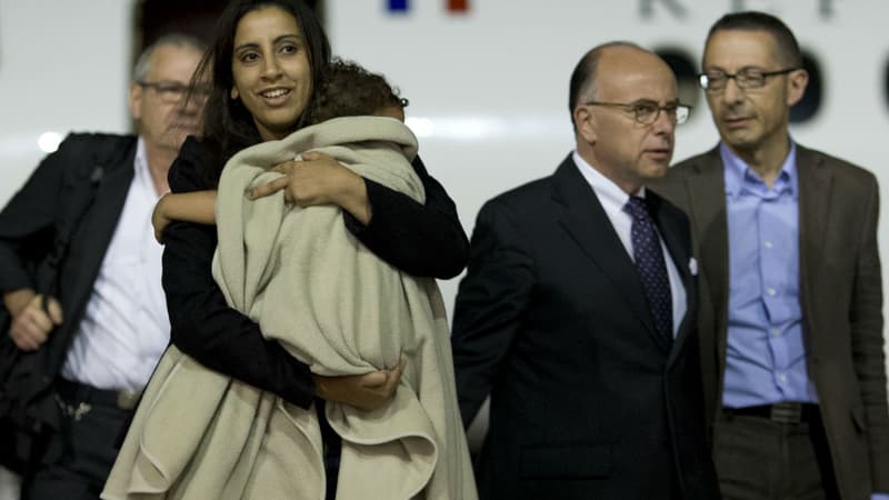 Meriam Rhaiem et sa fille Assia accueillies par Bernard Cazeneuve à l'aéroport de Villacoublay, le 3 septembre 2014