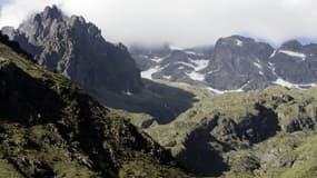 Le massif des Écrins, derrière le village de la Chapelle-en-Valgaudémar.