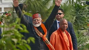 Le Premier ministre indien Narendra Modi (au centre) salue le ministre en chef de l'État de l'Uttar Pradesh, Yogi Adityanath, après avoir pris un bain sacré dans les eaux sacrées de Sangam, au confluent du Gange, de la Yamuna et des mythiques rivières Saraswati pendant le festival Maha Kumbh Mela, à Prayagraj le 5 février 2025. (Photo d'illustration)