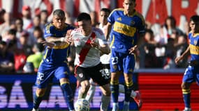 Ayrton Costa au duel avec Franco Mastantuono lors du match River Plate-Boca Juniors (2-1, championnat d'ouverture), le 27 avril 2025