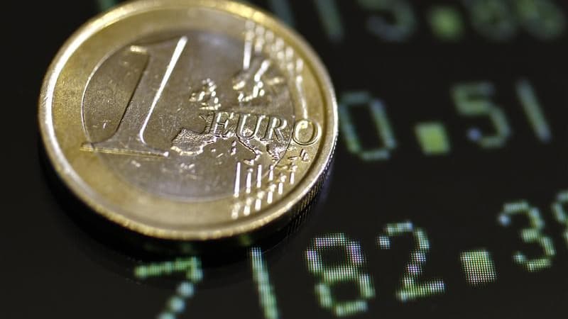 L'Insee anticipe une stagnation de l'économie française au moins jusqu'en juin prochain, une prévision qui fragilise le scénario du gouvernement pour 2012 à quelques mois de l'élection présidentielle. Dans sa note de conjoncture publiée jeudi soir, l'inst