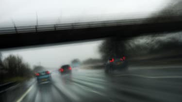 Conduite par temps de pluie sur une autoute. (illustration)