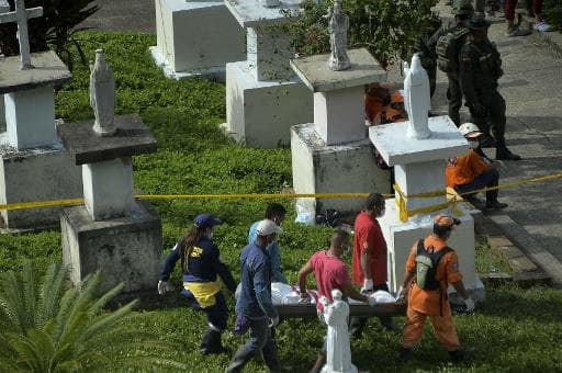 Des corps des victimes du glissement de terrain sont transportés au cimetière le 18 mai 2015 à Salgar en Colombie