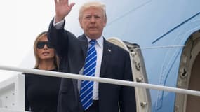 Le président américain Donald Trump et son épouse Melania (au second plan), le 5 juillet 2017 sur la base aérienne d'Andrews aux Etats-Unis