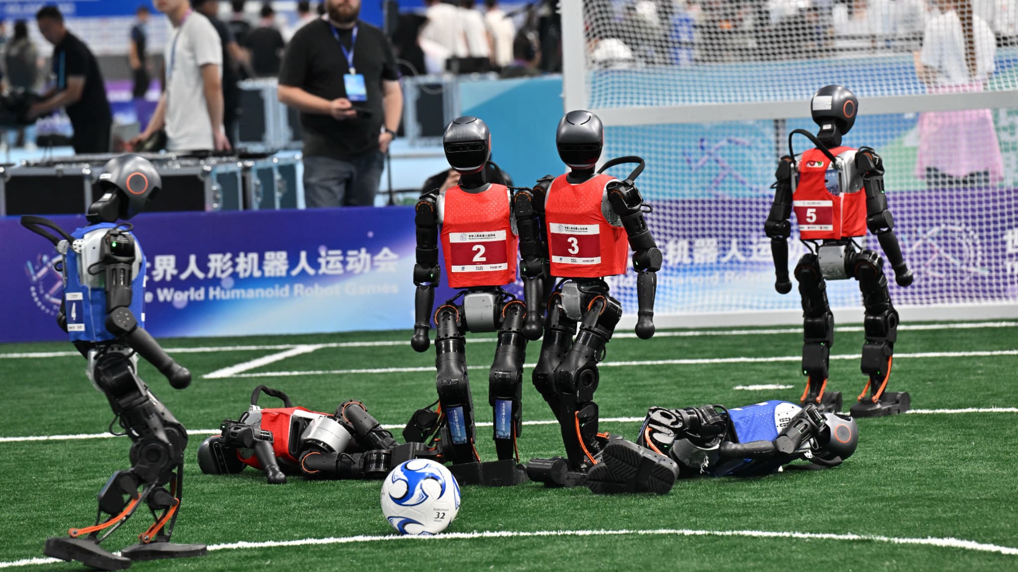 Un match de football lors des jeux mondiaux robotique humanoïde
