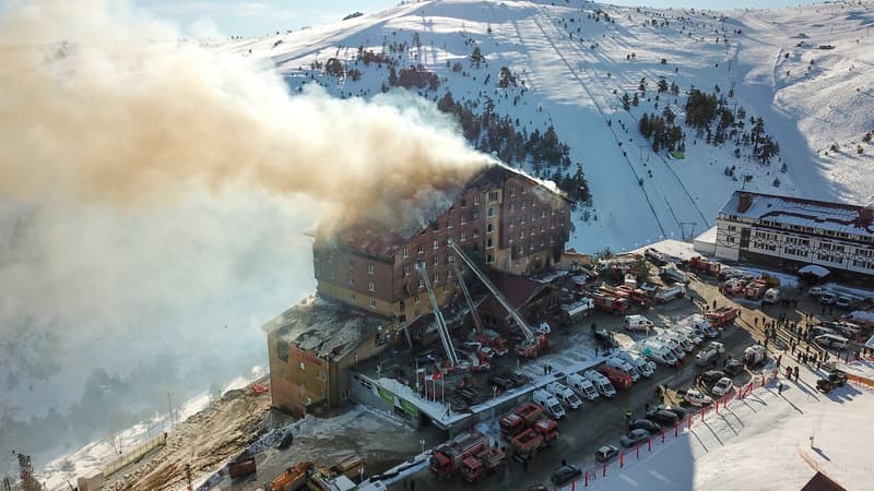 Un incendie au quatrième étage de l'hôtel de 11 étages de la station de ski de Kartalkaya à Bolu en Turquie le 21 janvier 2025.