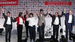 Les six candidats à l'investiture du Parti socialiste pour l'élection présidentielle, Manuel Valls, Ségolène Royal, Martine Aubry, Arnaud Montebourg, François Hollande et Jean-Michel Baylet (de gauche à droite) se retrouvent jeudi soir pour un premier déb