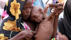 Une Soudanaise et son enfant souffrant de malnutrition attend pour des soins à Mogadiscio. Selon l'organisation non-gouvernementale ONE, la France se montre peu généreuse dans l'aide délivrée pour lutter contre la famine dans la Corne de l'Afrique, où ell