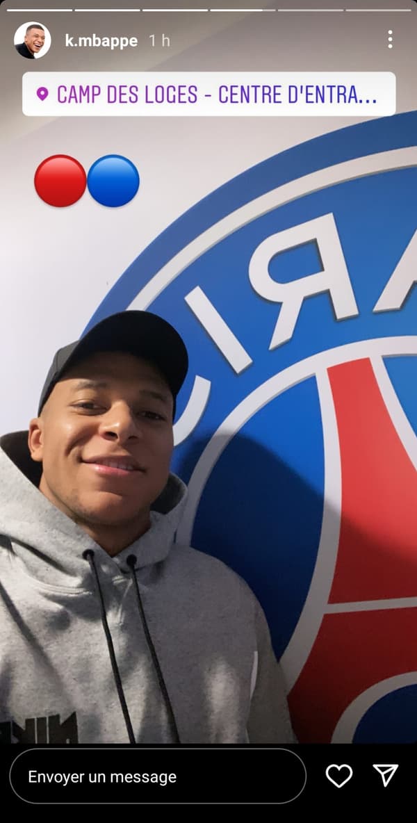 Mbappé devant le logo du PSG Mbappé devant le logo du PSG