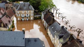 Cette photographie aérienne montre une vue des rues inondées suite au débordement de la rivière « la Vézère » à Montignac-Lascaux, dans le sud-ouest de la France, le 21 avril 2025. (Photo d'illustration)