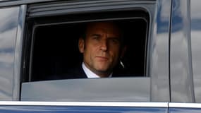 Le président Emmanuel Macron dans sa voiture après une visite d'une maison de santé à Vendôme, dans le Loir-et-Cher, le 25 avril 2023