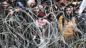 Photo de migrants attendant à la frontière greco-turque près de Kastanies (Grèce), le 2 mars 2020