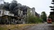 Des pompiers éteignent un incendie dans une usine civile suite aux puissantes attaques russes dans la ville ukrainienne de Kharkiv, le 7 juin 2025, dans le cadre de l'invasion russe en Ukraine. 