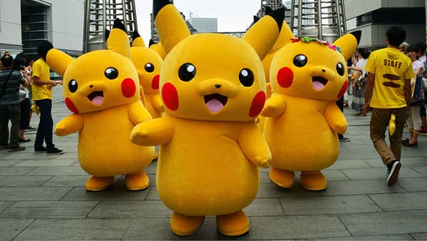 Des marionnettes de Pikachu, le célèbre Pokemon, dans un centre commercial de Yokohama, au Japon, en août 2014. Des marionnettes de Pikachu, le célèbre Pokemon, dans un centre commercial de Yokohama, au Japon, en août 2014.