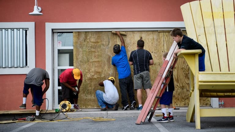 Des ouvriers barricadent les fenêtres d'une habitation de Panama City Beach en Floride, ce mardi. Des ouvriers barricadent les fenêtres d'une habitation de Panama City Beach en Floride, ce mardi.