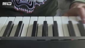 Umut Bozok reprend "Je te promets" au piano en hommage à Johnny Hallyday