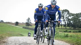 Le Tchèque Zdenek Stybar et son équipier français de l'équipe Deceuninck Florian Senechal (à droite) lors d'une reconnaissance du parcours de Paris-Roubaix le 1er octobre 2021