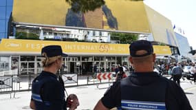 Des policiers municipaux devant le palais des festivals de Cannes (photo d'illustration)