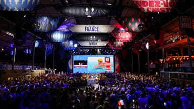 Des supporters regardent sur un écran géant la finale de l'épreuve de natation du 50m nage libre hommes lors des JO de Paris, au Club France, le 2 août 2024.
