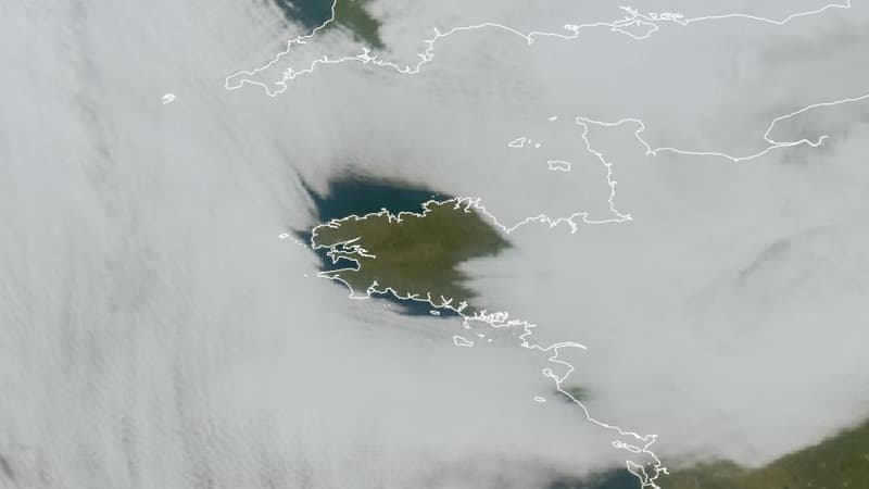 Les images étonnantes d'une trouée de ciel bleu au dessus de la Bretagne