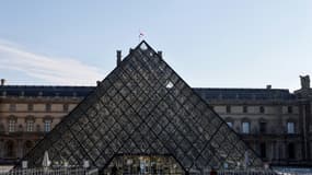 Le musée du Louvre et sa pyramide, créée par l'artiste Ieok Ming Pei, privés de leurs visiteurs en raison de l'épidémie de coronavirus, à Paris, le 6 novembre 2020. (image d'illustration)