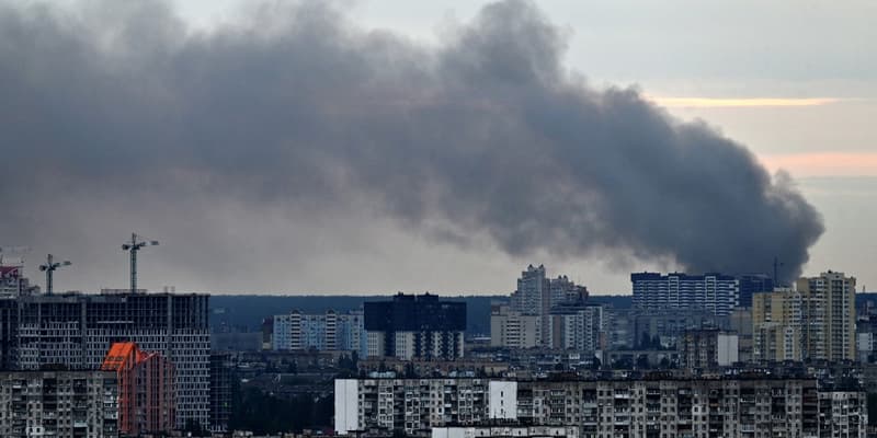 Des volutes de fumée au-dessus de la ville de Kiev après de nouveaux bombardements russes, le 5 juin 2022.