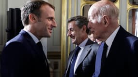 Emmanuel Macron salue Valéry Giscard d'Estaing lors d'une réunion au Conseil constitutionnel, le 4 octobre 2018 à Paris.
