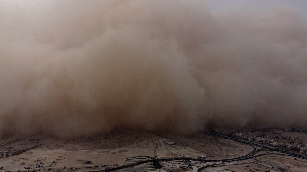 Cette photo prise le 23 mai 2022 montre une vue aérienne d'une énorme tempête de poussière qui progresse dans la ville de Koweït au-dessus du campus de l'université de Koweït.
Cette photo prise le 23 mai 2022 montre une vue aérienne d'une énorme tempête de poussière qui progresse dans la ville de Koweït au-dessus du campus de l'université de Koweït.