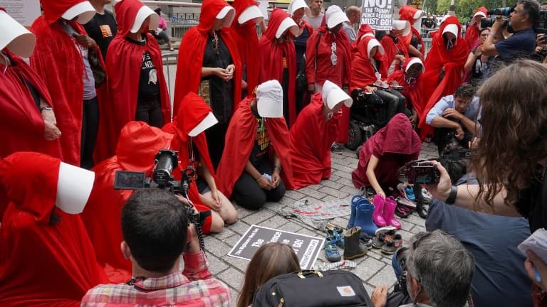 Des femmes vêtues du costume de la série américaine le 31 juillet dernier à New-York, réunies pour protester contre le vice-président Mike Pence.