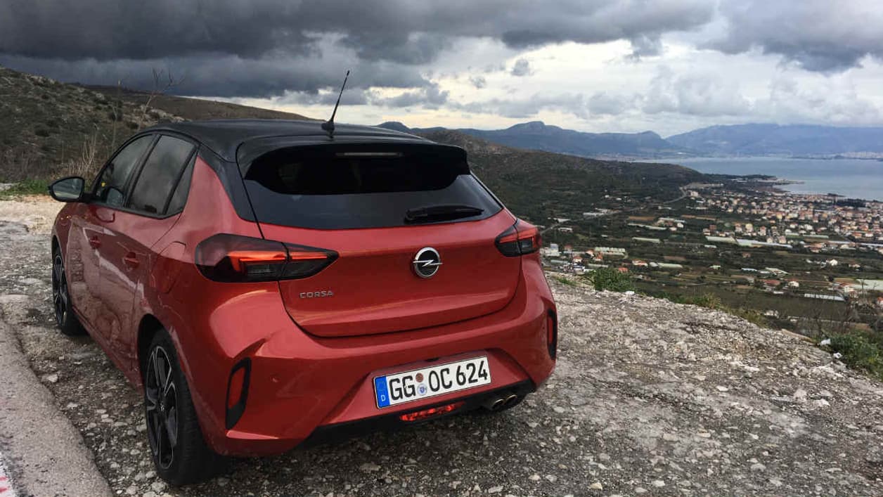 La nouvelle Corsa est plus basse de 4,8 centimètres, le conducteur est aussi installé plus bas (-2,8 centimètres) pour une impression de conduite plus dynamique. La nouvelle Corsa est plus basse de 4,8 centimètres, le conducteur est aussi installé plus bas (-2,8 centimètres) pour une impression de conduite plus dynamique.