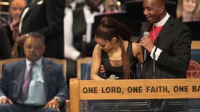 Ariana Grande et l'évêque Charles Ellis, lors des funérailles d'Aretha Franklin, le 31 août 2018 à Detroit.