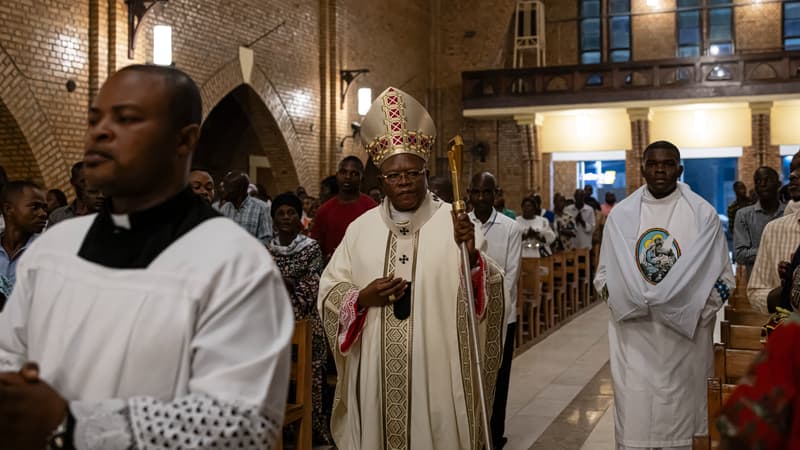 L'archevêque de Kinshasa Fridolin Ambongo Besungu arrive pour une messe de Noël à la cathédrale Notre-Dame du Congo à Kinshasa le 24 décembre 2023.