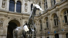 Zeus, le cheval en métal de la cérémonie d'ouverture des Jeux Olympiques de Paris 2024, exposé dans la cour de l'Hôtel de Ville, le 29 août 2024 à Paris