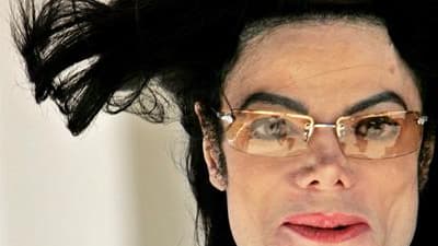 Michael Jackson est pour la deuxième année consécutive la célébrité décédée la plus riche au monde, selon le classement annuel publié mardi sur le site internet du magazine Forbes. Selon une estimation, les revenus engendrés par l'interprète de "Thriller"